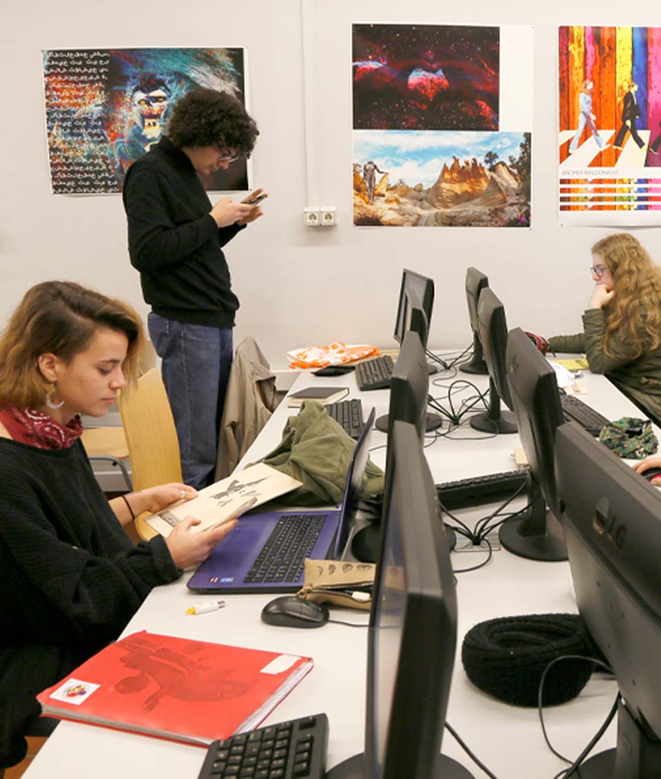 Alumnos en un aula con ordenadores de la Facultad de Bellas Artes