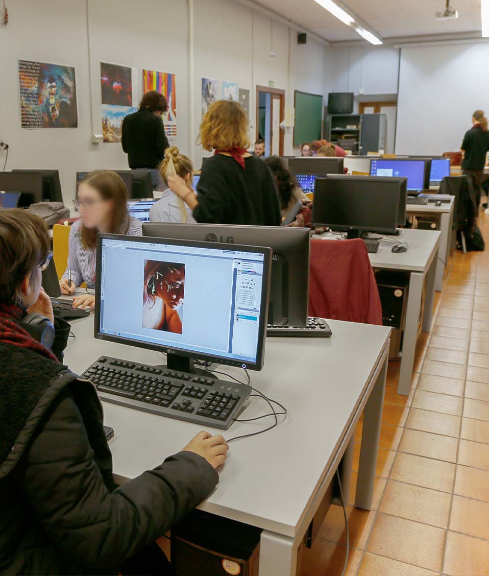 Alumnos utilizando los ordenadores de un aula de la facultad de Bellas Artes