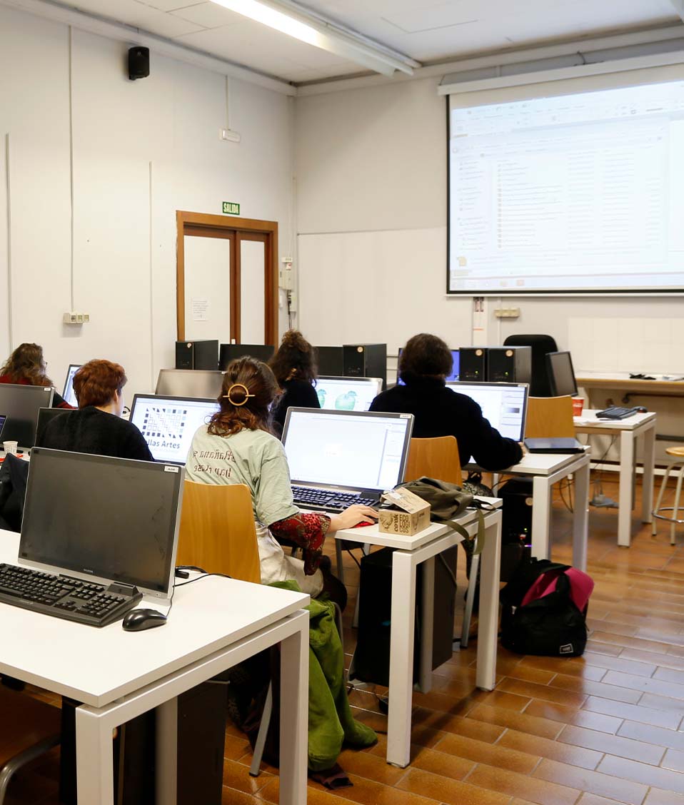 Alumnos utilizando los ordenadores de un aula de la Facultad de Bellas Artes