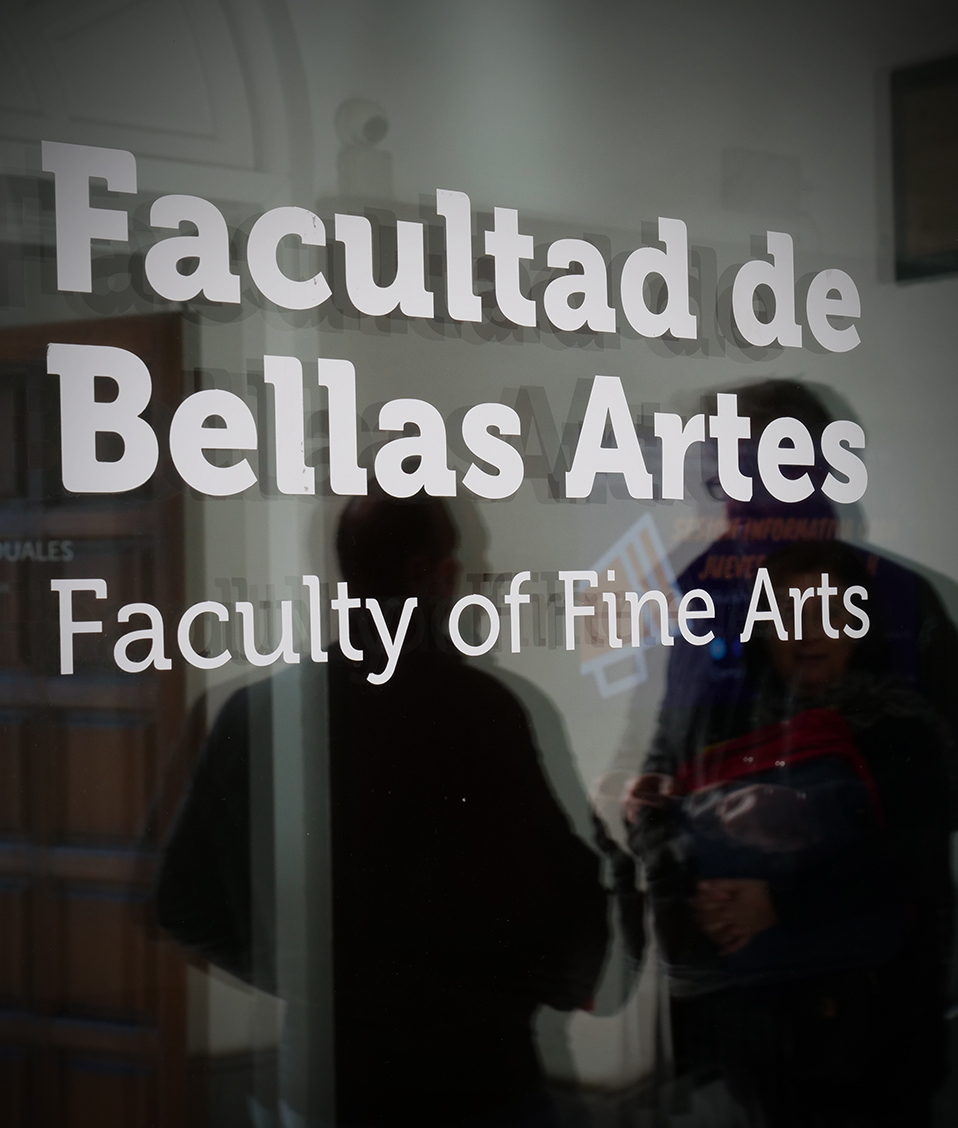 Puerta de entrada de cristal en donde pone "Facultad de Bellas Artes"