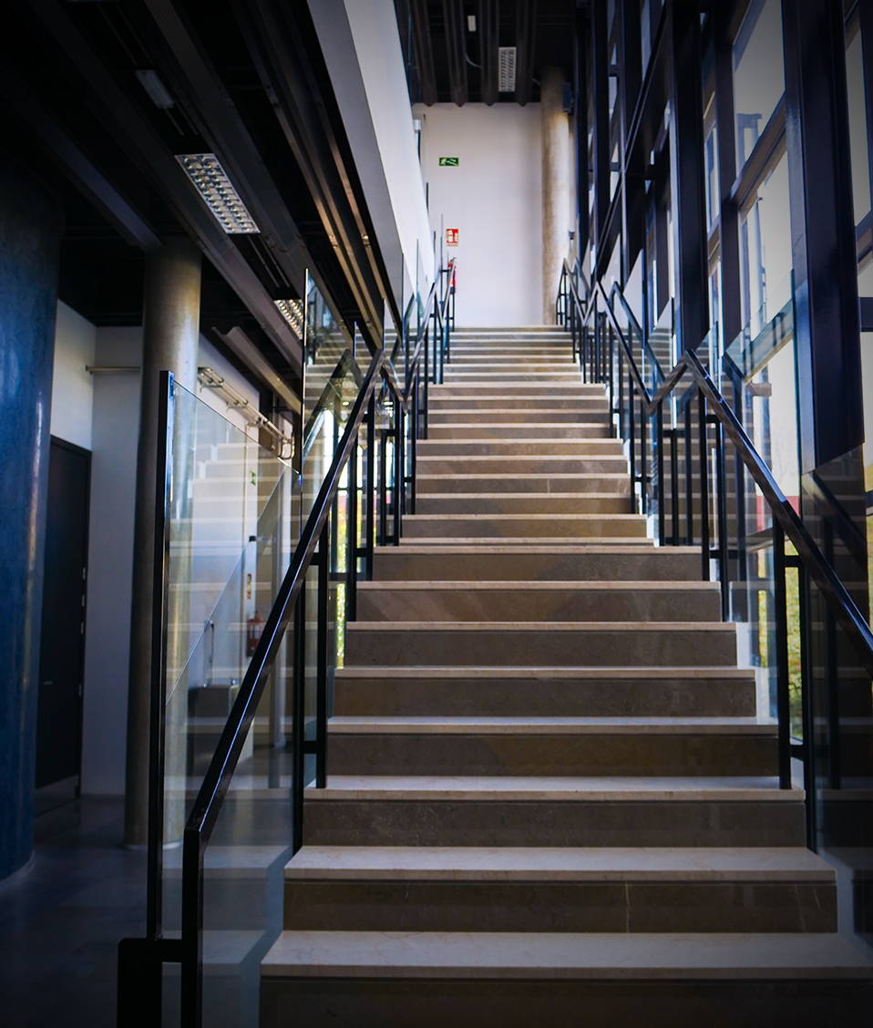 Escaleras de subida del interior de la Facultad de Bellas Artes