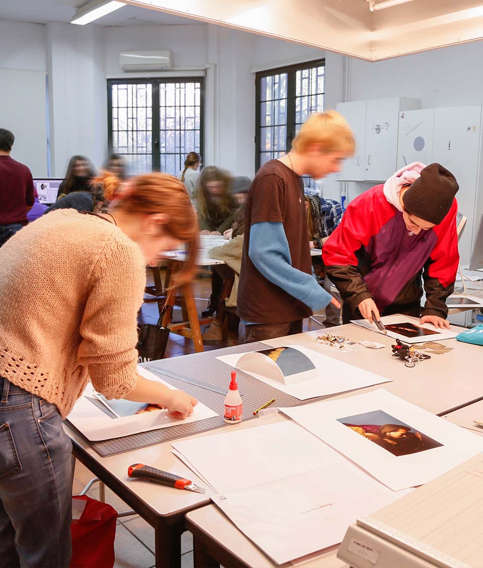 Alumnos trabajando en el laboratorio de imagen de la Facultad de Bellas Artes