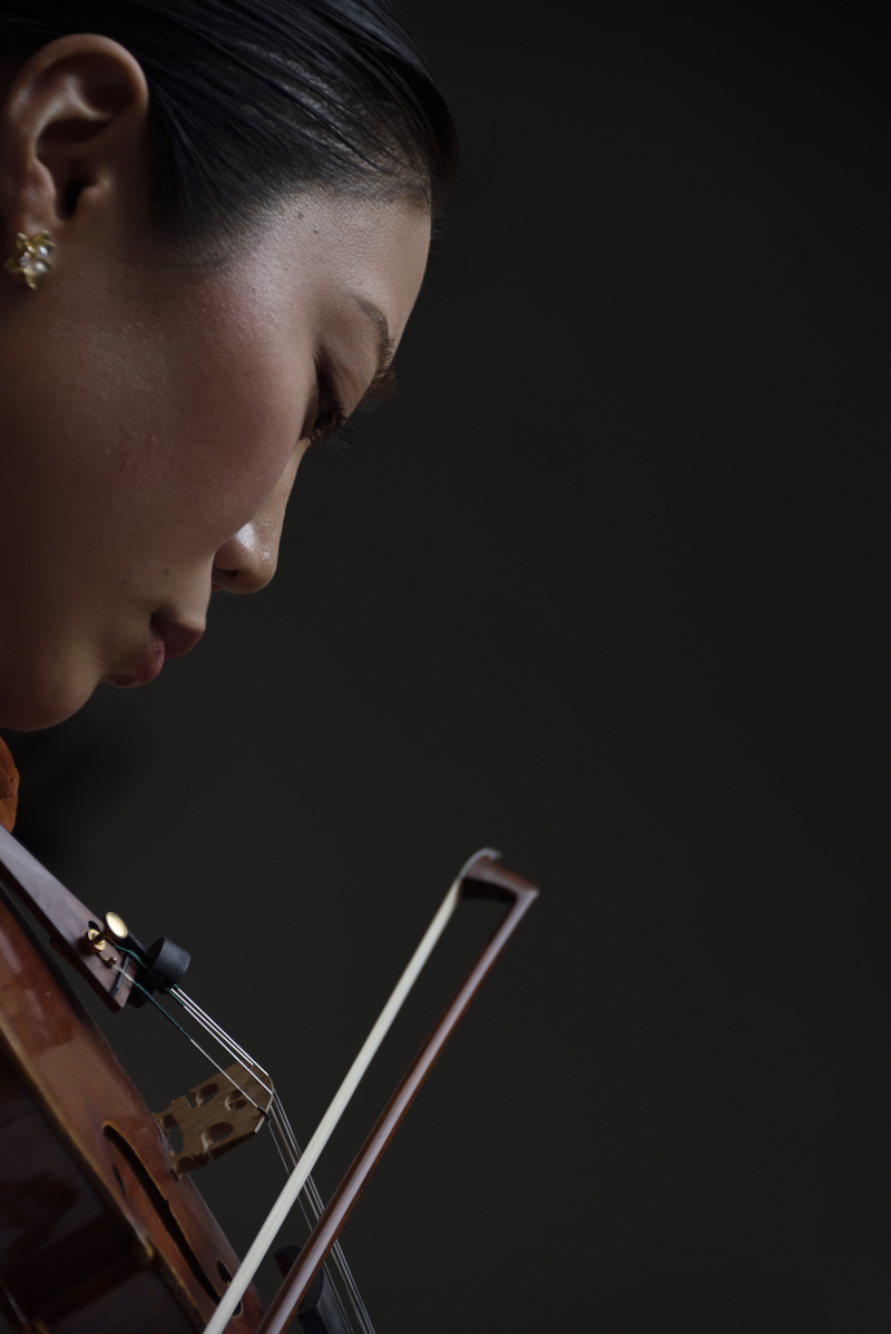 Exposición de fotografía, "Fotografía, música, danza y ciudad" Una mujer tocando el violín